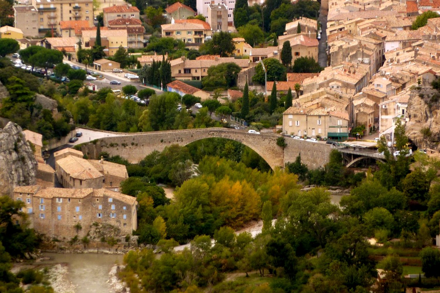 Un camping avec espace aquatique aquatique chauffée près de Nyons